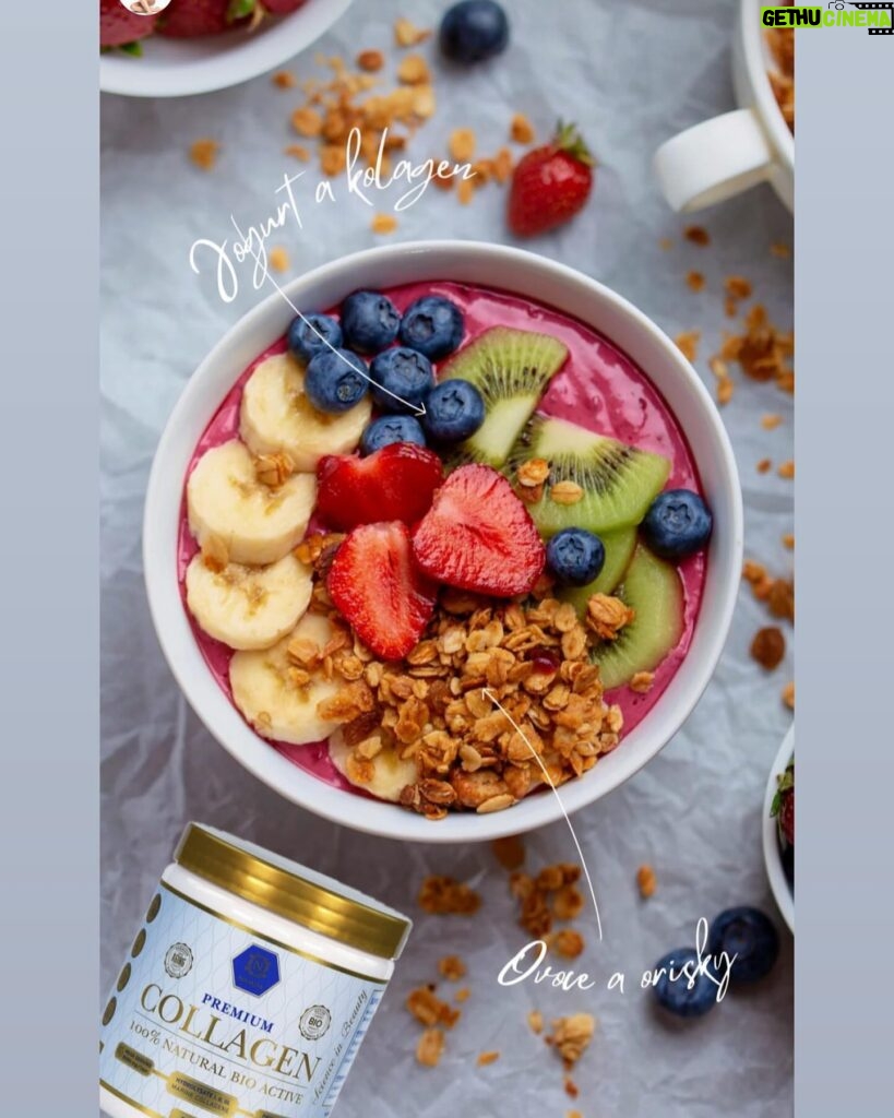 Andrea Verešová Instagram - And whats your favorite breakfast? Najlepší štart do nového dňa. Milujem 🫶 Teraz zľava na kopny olej - premiovy CBD 30% s kodom “POHODA “ #collagen #fruit #musli #beststartoftheday #healthyfood #energy @naiadabeauty