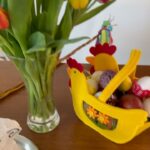 Andrea Verešová Instagram - Veselú Veľkú Noc! 🐣✨🧡 Happy Easter ! Na vašu žiadosť, pridávam recept na zdravého a chutného barančeka z tvarohu aj sem : Ingrediencie: 200 g mandľovej múky 40 g kokosu 40g premium kolagenu od naiada 60 g vanilkového proteínu 6 vajec 500 g tvarohu 20g masla 1 citrónová kôra Postup Pripravte sa, dnes to bude super jednoduché. Najskôr zmiešame suché ingrediencie, teda mandľovú múku, kokos a proteínový prášok a morský kolagen bez príchute od @naiadabeauty . Pridáme vajcia, tvaroh, citrónovú kôru a vymiešame cesto. Formu vymastíme ghíčkom a vysypeme kokosom. Pripravené cesto nalejeme do formy a priklopíme. Pečieme v rúre predhriatej na 150 °C asi 40 minút. #happieeaster #velkonocnybarancek #beranek #velikonoce