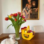 Andrea Verešová Instagram - Veselú Veľkú Noc! 🐣✨🧡 Happy Easter ! Na vašu žiadosť, pridávam recept na zdravého a chutného barančeka z tvarohu aj sem : Ingrediencie: 200 g mandľovej múky 40 g kokosu 40g premium kolagenu od naiada 60 g vanilkového proteínu 6 vajec 500 g tvarohu 20g masla 1 citrónová kôra Postup Pripravte sa, dnes to bude super jednoduché. Najskôr zmiešame suché ingrediencie, teda mandľovú múku, kokos a proteínový prášok a morský kolagen bez príchute od @naiadabeauty . Pridáme vajcia, tvaroh, citrónovú kôru a vymiešame cesto. Formu vymastíme ghíčkom a vysypeme kokosom. Pripravené cesto nalejeme do formy a priklopíme. Pečieme v rúre predhriatej na 150 °C asi 40 minút. #happieeaster #velkonocnybarancek #beranek #velikonoce