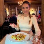 Andrea Verešová Instagram - Adoro la moda italiana, l’architettura, la musica, la storia e soprattutto il cibo italiano! Non puoi resistergli. Semplice e meraviglioso. Come queste penne all’Astice. Incredibile.😘👌 ******** Zbožňujem taliansku módu, architektúru, hudbu, históriu a predovšetkým talianské jedlo ! Jednoduché a tak úžasné. Ako tieto cestoviny . Tým sa nedá odolať. A čo vy? Ktorú kuchyňu máte najradšej ?🥰