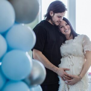 Andréanne Moran Instagram - Nos derniers moments à deux avant l’arrivée de notre petit amour 🤍 #36semaines 

Merci @fetepouremporter pour les beaux ballons 🎈

📸 @jpcastonguay