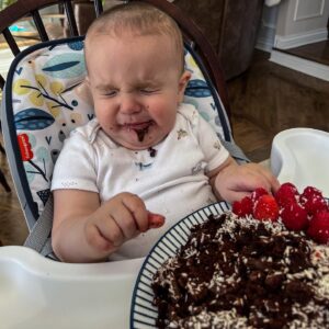 Andréanne Moran Instagram - 1 an 🎈 

Je dois déjà lui avoir fait des meilleurs trucs à manger que son gâteau de fête 😂 
Swipe jusqu’à la dernière photo et tu comprendras (!!!) 🎂