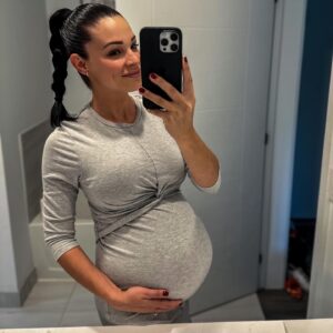 Andréanne Moran Instagram - 35 semaines 💙 
Moins de 5 semaines avant de t’avoir dans nos bras (!!!) 👶🏻🍼👨‍👩‍👦‍👦