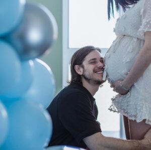 Andréanne Moran Instagram - Nos derniers moments à deux avant l’arrivée de notre petit amour 🤍 #36semaines 

Merci @fetepouremporter pour les beaux ballons 🎈

📸 @jpcastonguay
