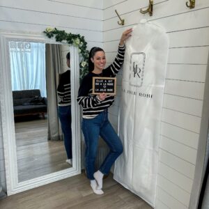 Andréanne Moran Instagram - J’ai dit OUI à la robe (!!!) 👰🏻‍♀️ 
Je repars à la maison avec la première robe que j’ai essayée au premier magasin où j’ai été @la.jolie.robe 

J’ai siii hâte de la remettre le 31 Août devant celui que j’appellerai officiellement cette journée-là, mon mari 🥹 @carllacourse ❣️