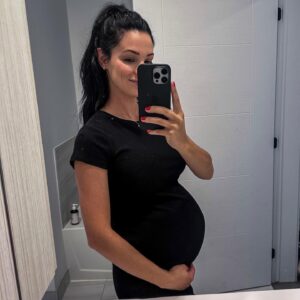 Andréanne Moran Instagram - Déjà le dernier trimestre (!!!) 👶🏻 

3 mois avant que tu arrives, mon petit baby 💙 Je vais tellement m’ennuyer d’être enceinte (!!) 

Plus que reconnaissante d’avoir la chance de porter la vie ✨ 
#27semaines