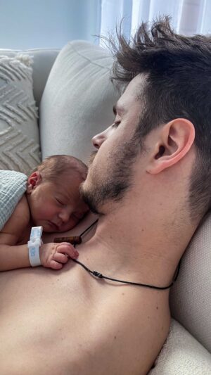 Andréanne Moran Instagram - 1 mois hier pour notre petit amour 🤍 
La chance qu’on a de pouvoir vivre ça ensemble c’est tout simplement indescriptible ✨