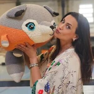 Andreia Dinis Instagram - Tarde de emoções!!!
Último jogo das miúdas antes de irem a Braga disputar a final do campeonato nacional de voleibol. Estão nas final 8! 👏👏👏
Até a mais nova da família foi apoiar a prima 🩷
E digam lá que a nossa mascote não é gira? O Pelaginho, nosso lobo, é um fofo. 🐺

E agora assistir à final da taça de Portugal...que ganhe o melhor porque não estou a torcer por nenhum em especial. 😉