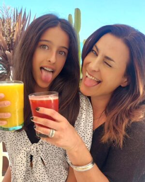 Andreia Dinis Instagram - Celebra-se hoje (e a 23 de Setembro) o dia do filho.
Aqui fica um brinde a todos os grandes filhos, que andam por aqui (só para os bons 😅), e para a minha filhota em especial (o presente que Deus me deu) ❤️❤️❤️❤️