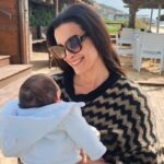 Andreia Dinis Instagram - Hoje levámos a Beny a conhecer a praia, apanhar vitamina D e a brisa do mar. ❤️ Agora é só fotos com esta bebecas mas a tia não resiste. 🤷‍♀️