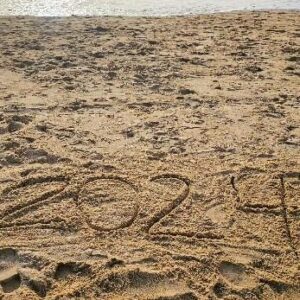 Andreia Dinis Instagram - Dia 1 de Janeiro de 2024
Aquele passeio na praia, sentir a maresia no rosto e o sol na cara. Acreditar que o novo ano que começa trará consigo coisas boas, novos recomeços, a companhia dos amigos de sempre e o aconchego da família unida . 
Como diria o @claudio_ramos "Saúde e paz....o resto o universo traz"