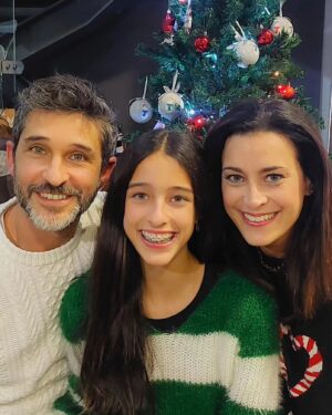 Andreia Dinis Instagram - Entre jantares e almoços de família, bolos e bolinhos, bacalhau, cabrito e perú e uma azáfama louca típica desta altura, só agora consigo partilhar convosco algumas fotos do nosso Natal.
O nosso foi como deveria ser sempre....em família, com a família, entre gargalhadas e palhaçadas. Espero que o vosso tenha sido igualmente feliz ❤️❤️❤️❤️

#family #Christhmas #love