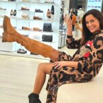 Andreia Dinis Instagram - Digam lá que não tenho uma irmã mega gata? A minha companhia hoje na apresentação da nova colecção Aldo. 2 apaixonadas por sapatos, malas e afins. Conclusão... Parecíamos 2 miúdas numa loja de doces 🤣🤣🤣 #aldoshoesportugal #aldocrew #theholidayedit #shoelover #bling