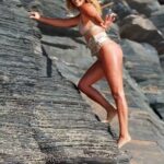 Andreia Dinis Instagram - Bateu uma saudade do sol, da praia, do calor (apesar de não ser menina para gostar de temperaturas muito altas). Uma semana sem sol e por aqui a neura começa a chegar. 🫣 Vem lá sol....estás perdoado! Este cabelo à mogli está qualquer coisa. A "amiga" celulite tb presente mas, no verão, tudo fica menos mal 🤣