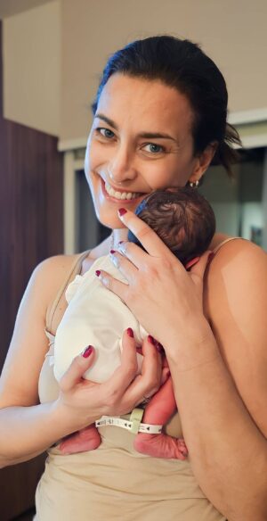 Andreia Dinis Instagram - Muito desejada, muito esperada, já imensamente amada! 
Bem-vinda Benedita da titi. Que emoção assistir ao teu nascimento, pegar em ti pela 1a vez e ver a minha mana e cunhado transformarem-se nos pais maravilhosos que sempre soube que seriam. Não cabo em mim de tanto amor 🩷🩷🩷