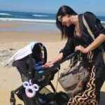Andreia Dinis Instagram - Passeio no paredão com a mana e a baby da família Quase parecia agosto com as praias cheias 🤣 Vitamina D para deixarmos de parecer Gasparzinho -o fantasma.