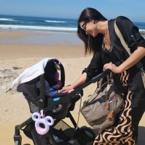 Andreia Dinis Instagram - Passeio no paredão com a mana e a baby da família 
Quase parecia agosto com as praias cheias 🤣
Vitamina D para deixarmos de parecer Gasparzinho -o fantasma.