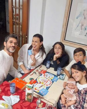 Andreia Dinis Instagram - Entre jantares e almoços de família, bolos e bolinhos, bacalhau, cabrito e perú e uma azáfama louca típica desta altura, só agora consigo partilhar convosco algumas fotos do nosso Natal.
O nosso foi como deveria ser sempre....em família, com a família, entre gargalhadas e palhaçadas. Espero que o vosso tenha sido igualmente feliz ❤️❤️❤️❤️

#family #Christhmas #love