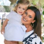 Andreia Dinis Instagram - Parabéns amor da titi. 2 aninhos desta princesa boa que enche as nossas vidas de sorrisos. Tia não de sangue, de coração, mas serei sempre aquela titia "doida" com que poderás contar. Digam lá que esta bebé não é lindaaaaaa? 🩷🩷🩷🩷 (Fevereiro eo mês dos aniversários de familiares)