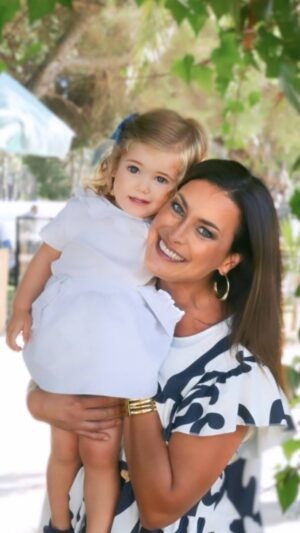 Andreia Dinis Instagram - Parabéns amor da titi. 2 aninhos desta princesa boa que enche as nossas vidas de sorrisos. Tia não de sangue, de coração, mas serei sempre aquela titia "doida" com que poderás contar.  Digam lá que esta bebé não é lindaaaaaa? 🩷🩷🩷🩷
(Fevereiro eo mês dos aniversários de familiares)