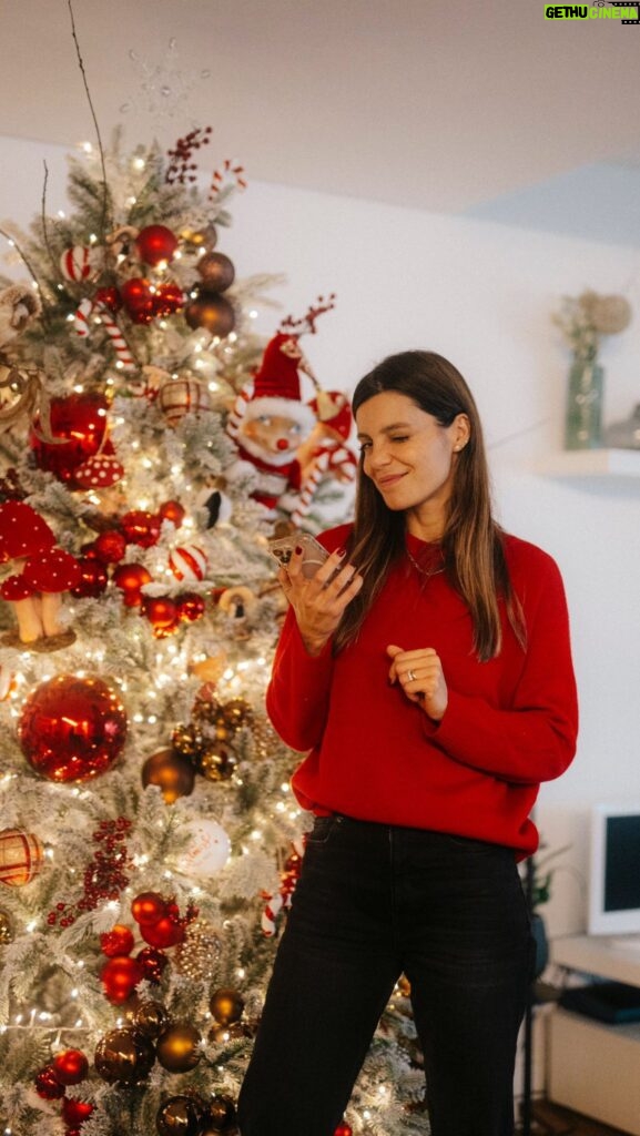 Andreia Rodrigues Instagram - Uma história de Natal! A de muitos de nós…que passamos a noite de Natal fora de casa, mas que a queremos proteger, porque as coisas mais importantes devem estar sempre protegidas. Saber que a nossa casa está em segurança é fundamental para viver de forma plena e feliz a quadra natalícia! A verdade é que com o Alarme Inteligente NOS Securitas, não há intruso que escape, nem a Magia do Natal. Vejam até ao final! #AlarmeInteligenteNOS @nosportugal #pub