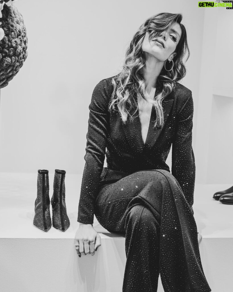 Andreia Rodrigues Instagram - Aprovado?! Uma noite de festa, celebrando @giorgioarmani x @stivali_boutiques ✨⚡️ E esta é uma partilha sobre a semana que passou. Sobre noites e lugares felizes. Sobre uma das minhas paixões: moda!
