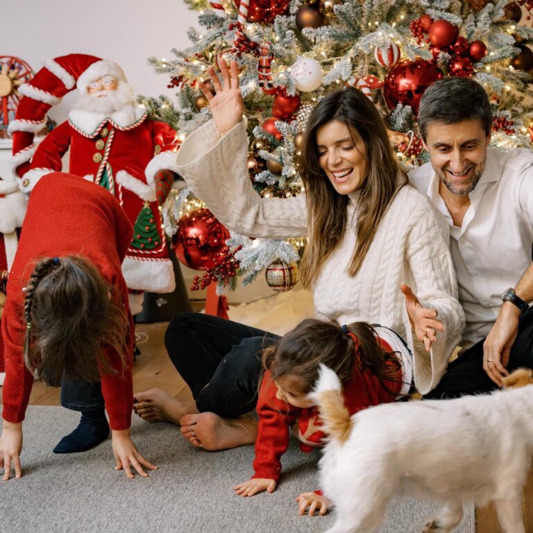 Andreia Rodrigues Instagram - Uma pausa, nos preparativos, para vos desejar um Feliz Natal, com muito amor e alegria à mesa - e nas vossas vidas! São os votos Família Rodrigues Oliveira 😉♥️🎄💫 E agora, vamos continuar nesta azáfama boa - ainda há um presente para embrulhar, terminar a decoração da mesa e filhoses para fazer e mais uma coisa ou outra 😅😍!