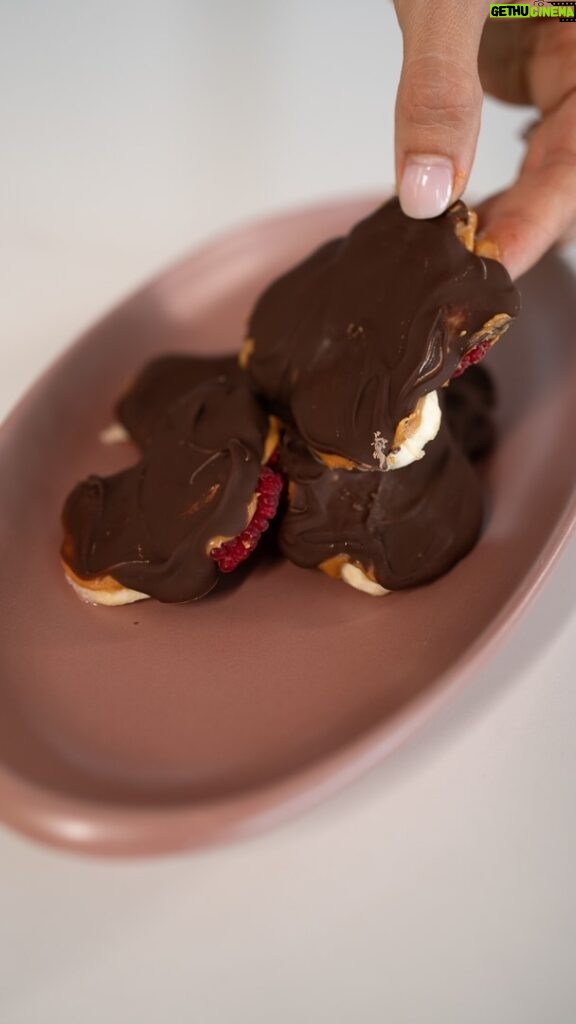 Andreia Rodrigues Instagram - Já viram este snack/doce, que tem sido uma tendência por aqui, no instagram?! Fiz a minha versão! 🍓🍫 É mesmo bom!!!!! 🤤 E super simples e rápido de fazer!!! #snacksaudável #snacksaudavel #irresistível #docefit #morangocomchocolate #chocolatelovers #manteigaamendoim