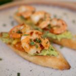 Andreia Rodrigues Instagram - Receita saborosa e fácil de fazer, para receber amigos em casa? Cá está! Bruschettas de camarão!! Vejam o vídeo e lembrem-se de acompanhar com uma Carlsberg bem fresquinha!! Provavelmente, a melhor combinação! Seja responsável, beba com moderação. #pub #CarlsbergPortugal @carlsbergportugal