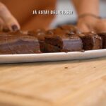 Andreia Rodrigues Instagram – Só dois ingredientes! 🔝 Como os tempos que aí vêm trazem calorias extra, aqui fica um bolo de chocolate rápido e saudável! 

Indicações:

– 200g de chocolate derretido, com uma colher de chá de óleo de coco 

– 4 ovos (separar as gemas das claras e usar ambas na totalidade)

– Forno a 180°, cerca de 20min 

🍫 Bom apetite! 😜

#receita #receitasaudavel #chocolate #chocolatelover