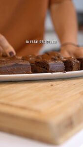 Andreia Rodrigues Instagram - Só dois ingredientes! 🔝 Como os tempos que aí vêm trazem calorias extra, aqui fica um bolo de chocolate rápido e saudável! Indicações: - 200g de chocolate derretido, com uma colher de chá de óleo de coco - 4 ovos (separar as gemas das claras e usar ambas na totalidade) - Forno a 180°, cerca de 20min 🍫 Bom apetite! 😜 #receita #receitasaudavel #chocolate #chocolatelover