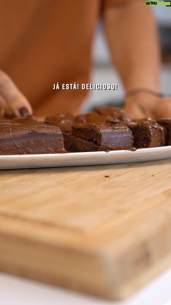 Andreia Rodrigues Instagram - Só dois ingredientes! 🔝 Como os tempos que aí vêm trazem calorias extra, aqui fica um bolo de chocolate rápido e saudável! Indicações: - 200g de chocolate derretido, com uma colher de chá de óleo de coco - 4 ovos (separar as gemas das claras e usar ambas na totalidade) - Forno a 180°, cerca de 20min 🍫 Bom apetite! 😜 #receita #receitasaudavel #chocolate #chocolatelover