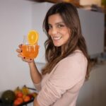 Andreia Rodrigues Instagram – Hoje trago-vos uma receita que aposto que nunca pensaram fazer em casa…🥁

Água gaseificada! E é super simples! E há para todos os gostos – simples ou com sabores! Qual a vossa combinação preferida?

Dica fundamental: para esta receita precisam apenas da máquina Terra. Uma máquina sustentável, da @sodastreamportugal, que faz bolhas graças ao seu cilindro de CO2, que contém 60 litros.

 #pub