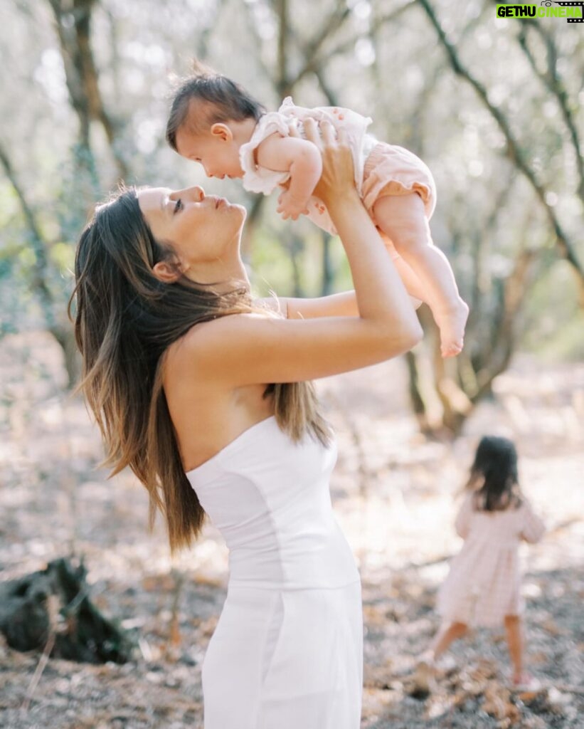 Andreia Rodrigues Instagram - Inês! Há 3 anos chegaste a este mundo e desde então tens sido luz nas nossas vidas! Doce, atenta, carinhosa, perspicaz, enérgica, conversadora, cheia de sentido de humor. Não consigo imaginar esta vida sem ti! És amor! Tem sido uma viagem incrível ao teu lado, adormecermos juntas enquanto me agarras na cara, ouvir as tuas gargalhadas, ouvir-te a contar histórias, cantar e dançar contigo! És uma benção, meu amor! Inês! 💗