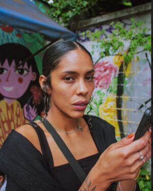 Andressa Alves Instagram - ANELIS ASSUMPÇÃO, 2023. 

@aassumpcao x @revistanoize x @qgnobre 
Styling: by me em parceria com a @caos.ane (obrigada pelo convite) 
produção de moda: by me.
Assistente de produção: Lúcia helena. 
acervo : @qgnobre ✨
Make e hair:  @simmone.souza & @persill.m  ouçam o disco, SAL!