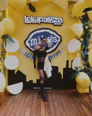 Andressa Alves Instagram - Sábado passado estava eu e minha best @xeinabarros no @lollapaloozabr na companhia Mara da @mikesbr 🧡 #lollabr #lollapallozabr