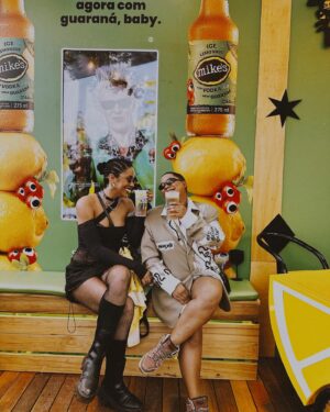 Andressa Alves Instagram - Sábado passado estava eu e minha best @xeinabarros no @lollapaloozabr na companhia Mara da @mikesbr 🧡 #lollabr #lollapallozabr