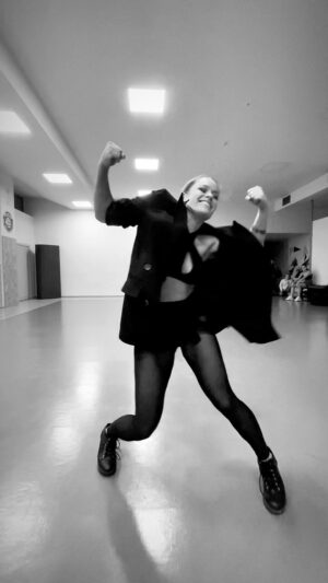 Anet Antošová Instagram - HEY! NATASCHA IS BACK 🧯🔥👨‍🚒

🎵 @itsnataschamusic 

INTENSIVE WEEK 26.-29.9.
More to come… 

www.anetantosova.com