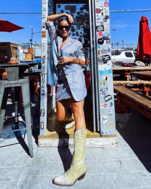 Anet Antošová Instagram - “This is what it feels like”… my fav place to get lost is in any vintage disctrict in the world. 📺📽☎️