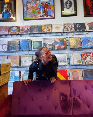 Anet Antošová Instagram - “This is what it feels like”… my fav place to get lost is in any vintage disctrict in the world. 📺📽☎️