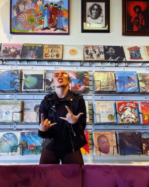 Anet Antošová Instagram - “This is what it feels like”… my fav place to get lost is in any vintage disctrict in the world. 📺📽☎️