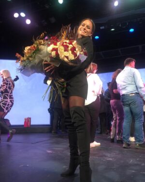 Anet Antošová Instagram - Obrovsky šílené nápady, ke kterým muzikál OKNO MÉ LÁSKY 🕊 bezpochyb patří, zkrátka miluju. Avšak spolupracovat se stejnými blázny 🤡 jako jsem já, to je jiný druh odměny. 

“Bylo to krásný a bylo to bolestivý, ale stálo to za to! Bylo mi velkou ctí Radek Balaš (režie) & @maracuzza (hud. produkce)“ 🙏🏽🤟🏽🤍 Tak zní věta, která z mých úst na konci měla zaznít a nezazněla. 💁🏼‍♀️😄🤌🏻

Btw děkuji za nádherné květiny a mamince za fotku. 😅🫶🏻