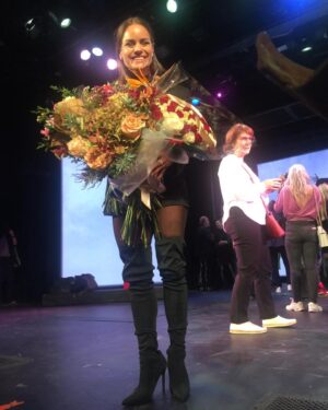 Anet Antošová Instagram - Obrovsky šílené nápady, ke kterým muzikál OKNO MÉ LÁSKY 🕊 bezpochyb patří, zkrátka miluju. Avšak spolupracovat se stejnými blázny 🤡 jako jsem já, to je jiný druh odměny. 

“Bylo to krásný a bylo to bolestivý, ale stálo to za to! Bylo mi velkou ctí Radek Balaš (režie) & @maracuzza (hud. produkce)“ 🙏🏽🤟🏽🤍 Tak zní věta, která z mých úst na konci měla zaznít a nezazněla. 💁🏼‍♀️😄🤌🏻

Btw děkuji za nádherné květiny a mamince za fotku. 😅🫶🏻