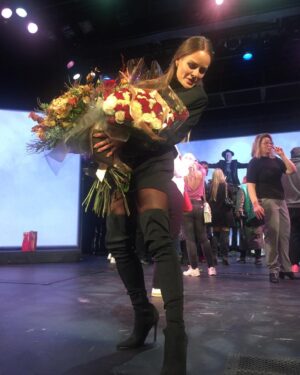Anet Antošová Instagram - Obrovsky šílené nápady, ke kterým muzikál OKNO MÉ LÁSKY 🕊 bezpochyb patří, zkrátka miluju. Avšak spolupracovat se stejnými blázny 🤡 jako jsem já, to je jiný druh odměny. 

“Bylo to krásný a bylo to bolestivý, ale stálo to za to! Bylo mi velkou ctí Radek Balaš (režie) & @maracuzza (hud. produkce)“ 🙏🏽🤟🏽🤍 Tak zní věta, která z mých úst na konci měla zaznít a nezazněla. 💁🏼‍♀️😄🤌🏻

Btw děkuji za nádherné květiny a mamince za fotku. 😅🫶🏻