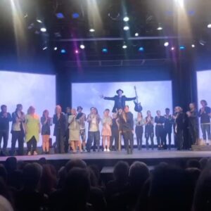 Anet Antošová Instagram - Obrovsky šílené nápady, ke kterým muzikál OKNO MÉ LÁSKY 🕊 bezpochyb patří, zkrátka miluju. Avšak spolupracovat se stejnými blázny 🤡 jako jsem já, to je jiný druh odměny. 

“Bylo to krásný a bylo to bolestivý, ale stálo to za to! Bylo mi velkou ctí Radek Balaš (režie) & @maracuzza (hud. produkce)“ 🙏🏽🤟🏽🤍 Tak zní věta, která z mých úst na konci měla zaznít a nezazněla. 💁🏼‍♀️😄🤌🏻

Btw děkuji za nádherné květiny a mamince za fotku. 😅🫶🏻