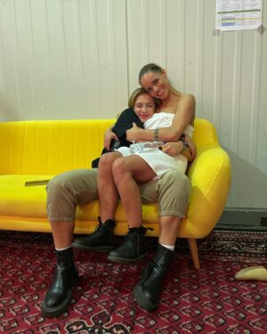 Anet Antošová Instagram - Zítra (už skoro dnes) 22/3 nás čeká 10. @jirikorn.korncert a zrovna v mém rodném městě LIBEREC… 

Tak moc se těším… 🤍

Na fotce ta nejmenší z celého týmu s tou, co má nohy až na konec naší šňůry  @barbora.onderkova 😅🤌🏻
