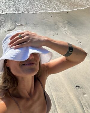 Anet Antošová Instagram - Long time no SE(E)A
➡️ today’s party in the jungle hited different, got to share it with u 🌊🌴☀️ Hope u don’t mind?!