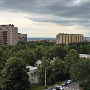 Aneta Krejčíková Instagram - Poslední noc v Ďáblicích

Pamatuju si, když jsem tady spala první noc, brzy ráno jsem vstávala na natáčení a jela metrem, šla jsem pěšky na metro, od baráku to je asi 600m a první a jediný člověk, kterýho jsem to ráno v 5h potkala byl  nějaký onanista za stromem🙆🏼‍♀️🤦🏼‍♀️
Jako fakt🙏🏻
Pecka!
Vítej na Ládví, kotě🤷‍♀️😁

Než jsem přišla na to, že je to nejkrásnější sídliště v České republice, chvilku mi to trvalo.
Viktor Tuček.🙏🏻❤️

Nechtěla jsem se vracet do paneláku, možná i, nebo hlavně proto, že jsem v paneláku vyrostla.
6 let.
6 let tu žijem a bylo mi tu vlastně hezky.
Vznikla tady moje rodina. Vyrůstaly tu doteď obě děti- první kroky, první slova. Dcera se dokonce narodila přímo tady. V panelákovém domě v bytě v Kobylisích.

Ráda jsem si představovala, že za těmi stromy a paneláky je moře.
Chtěla jsem žít u moře a mít pořád slunce, ale neuvědomila jsem si tehdy, že moře a slunce mám, kdykoliv budu chtít, mám cokoliv a je jedno jestli žiju v paneláku, v supr bejváku v centru, v třígenerační vile, nebo v chatrči u moře.
Domov máme v sobě☀️

Ale to, že je lepší vyhořet, než se stěhovat, pod to se asi podepíšu
🙆🏼‍♀️😅

#sídlištěďáblice