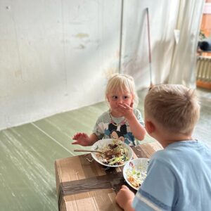 Aneta Krejčíková Instagram - Poslední noc v Ďáblicích

Pamatuju si, když jsem tady spala první noc, brzy ráno jsem vstávala na natáčení a jela metrem, šla jsem pěšky na metro, od baráku to je asi 600m a první a jediný člověk, kterýho jsem to ráno v 5h potkala byl  nějaký onanista za stromem🙆🏼‍♀️🤦🏼‍♀️
Jako fakt🙏🏻
Pecka!
Vítej na Ládví, kotě🤷‍♀️😁

Než jsem přišla na to, že je to nejkrásnější sídliště v České republice, chvilku mi to trvalo.
Viktor Tuček.🙏🏻❤️

Nechtěla jsem se vracet do paneláku, možná i, nebo hlavně proto, že jsem v paneláku vyrostla.
6 let.
6 let tu žijem a bylo mi tu vlastně hezky.
Vznikla tady moje rodina. Vyrůstaly tu doteď obě děti- první kroky, první slova. Dcera se dokonce narodila přímo tady. V panelákovém domě v bytě v Kobylisích.

Ráda jsem si představovala, že za těmi stromy a paneláky je moře.
Chtěla jsem žít u moře a mít pořád slunce, ale neuvědomila jsem si tehdy, že moře a slunce mám, kdykoliv budu chtít, mám cokoliv a je jedno jestli žiju v paneláku, v supr bejváku v centru, v třígenerační vile, nebo v chatrči u moře.
Domov máme v sobě☀️

Ale to, že je lepší vyhořet, než se stěhovat, pod to se asi podepíšu
🙆🏼‍♀️😅

#sídlištěďáblice
