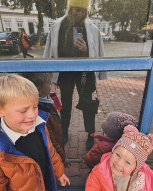 Aneta Krejčíková Instagram - Podzim a zima vždycky ve @skibikids 

#Reima jedna z oblíbených funkčních značek, poněvadž není špatného počasí, jenom špatného oblečení🍁🌨️🌧️🌦️❄️

#affenzahn barefootové vždycky stylově a hravě barevné botičky

#kleankanteen ekologické nerezové láhve, termosky a svačinové boxy

🐣🐒🦄@skibikids